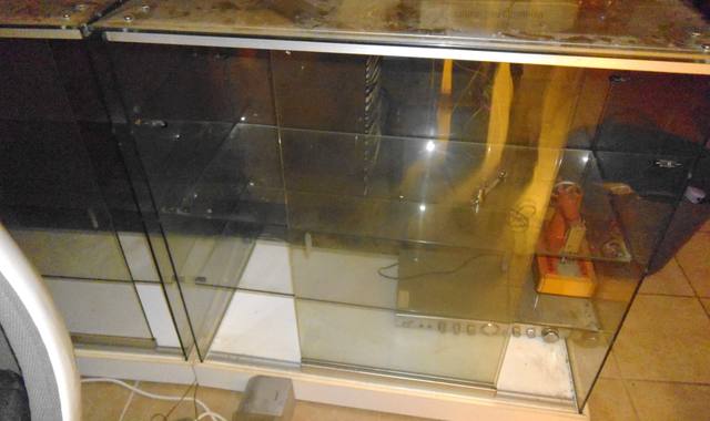 Meubles vitrines avec roulettes