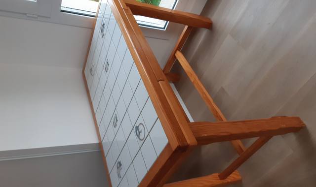 Meubles table de cuisine avec faïence et pin