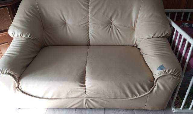 Meubles canapé deux places en état,