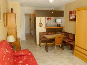 Meubles meuble  bois salle à manger 3,coin repas banquette, table et 2 chaises ,meuble T