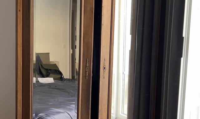 Meubles penderie en bois ancien