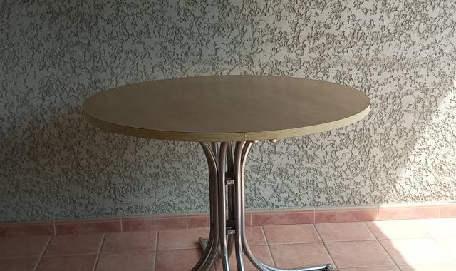 Meubles tABLE RONDE dessus bois clair diamètre 100cm piétement central tubes métalliques