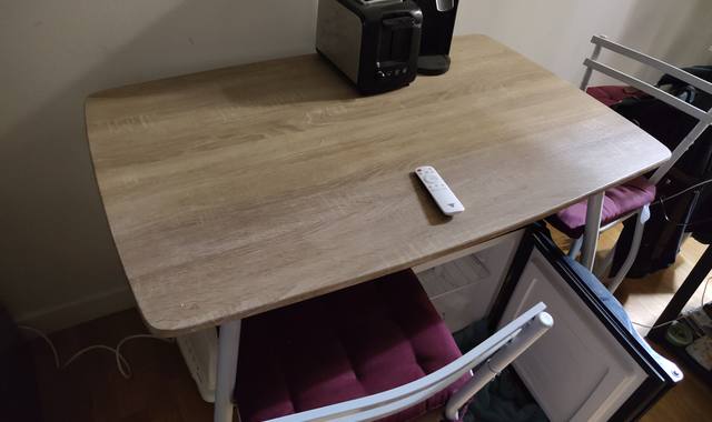 Meubles table et ses quatre chaises
