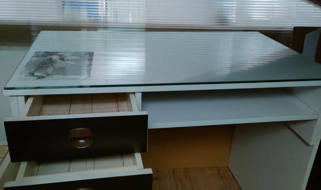 Meubles bureau blanc avec vitre de protection
