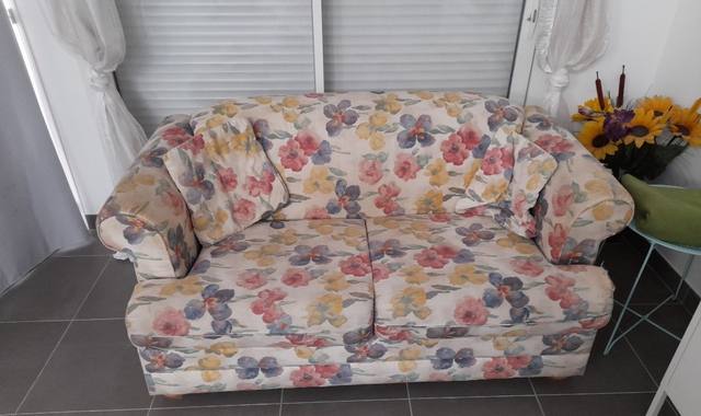 Meubles canapé 2 places et 2 poufs assortis bon état