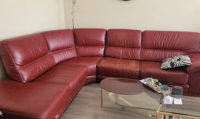 Meubles canapé cuir bordeaux.