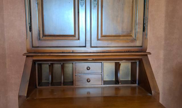 Meubles secrétaire dos d'âne avec Bibliothèque en partie haute.