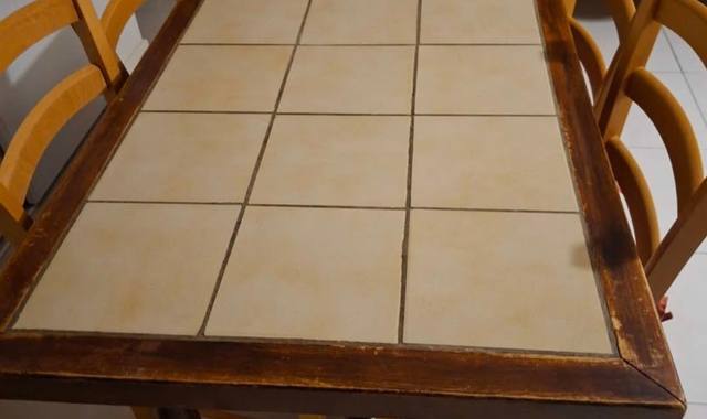 Meubles donn table carrelée