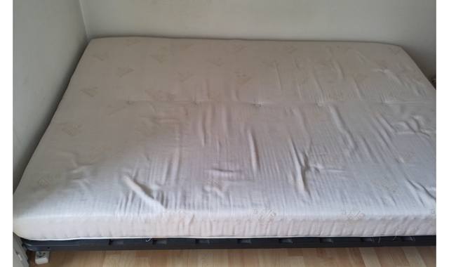 Meubles un clic-clac, avec un matelas Pirelli en bon état