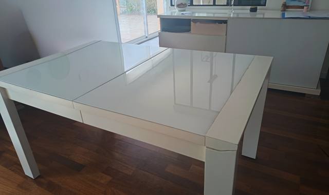 Meubles table+ buffet+ 4 chaises