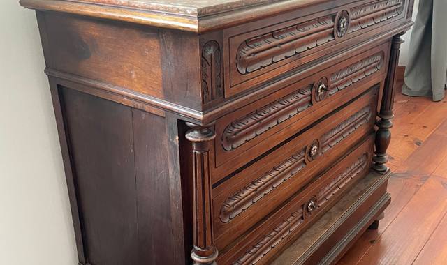 Meubles une commode ancienne en bois