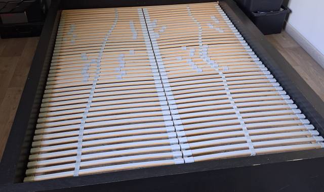 Meubles lit bois en 140 IKEA avec sommier à lattes.