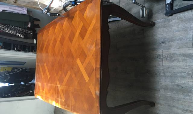 Meubles une table en merisier