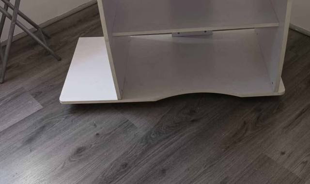 Meubles bureau blanc sur roulettes en bon état