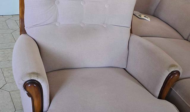 Meubles 2 fauteuils clairs vers l’arrêt restanque