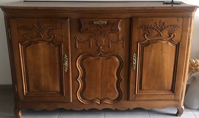 Meubles buffet bas ancien en merisier, joliment sculpté