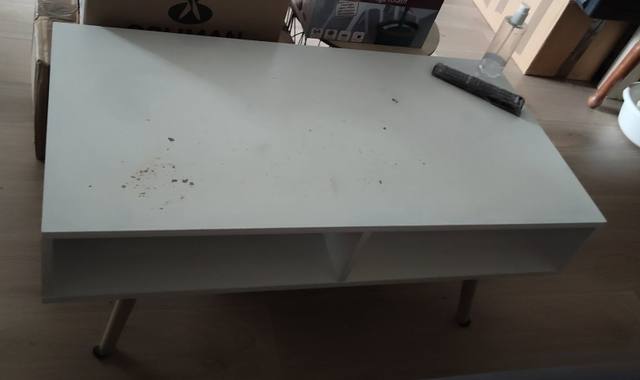 Meubles une table basse blanche