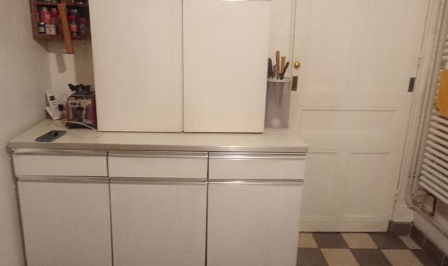 Meubles meubles de cuisine, peints en blanc, sobres, poignées alu grises