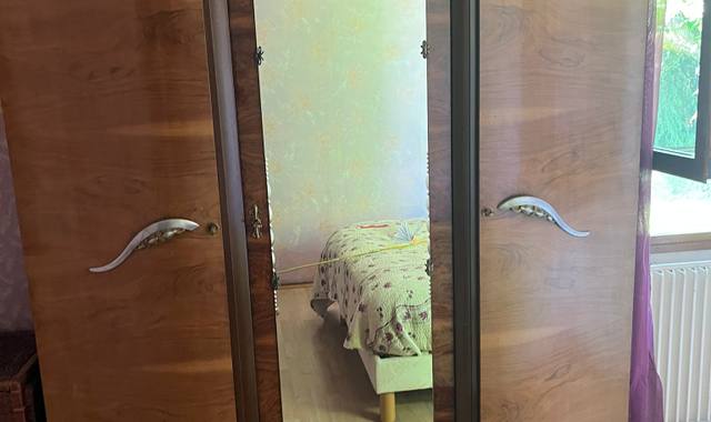 Meubles armoire 3 portes avec miroir.