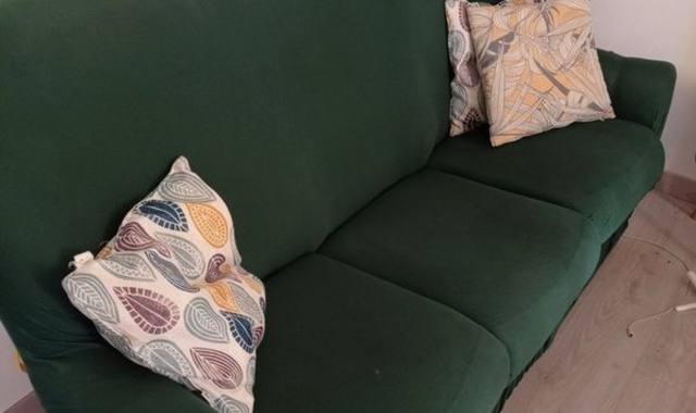 Meubles canapé trois places vert en excellent état