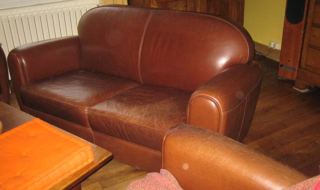 Meubles canapé et deux fauteuils cuir.