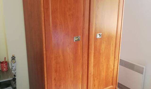 Meubles armoire en très bon état avec un côté penderie et un côté avec étagères.