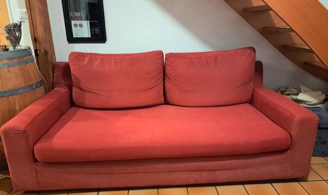 Meubles canapé 3 places rouge en bon état