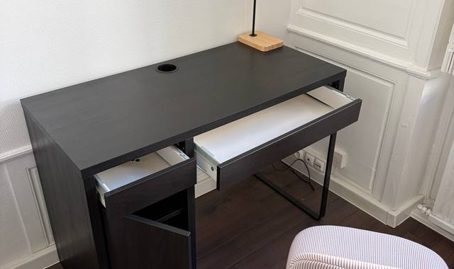 Meubles un bureau avec chaise et lampe