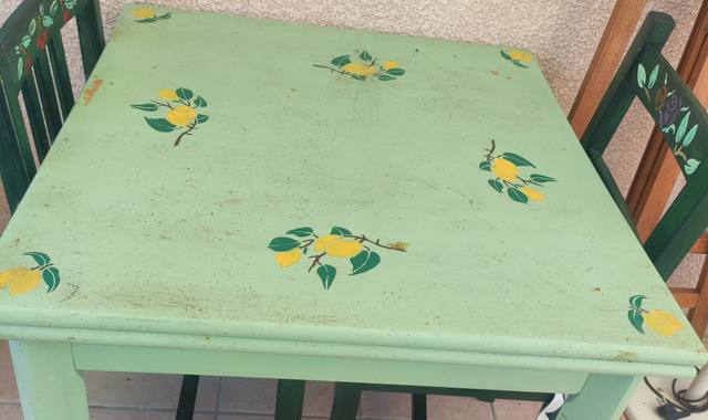 Meubles table en pin + 2 chaises