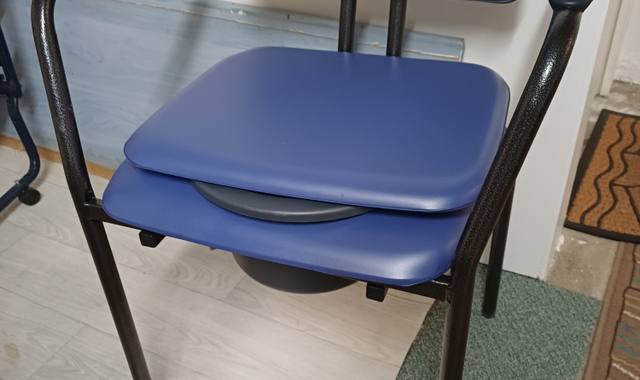 Meubles chaise percée