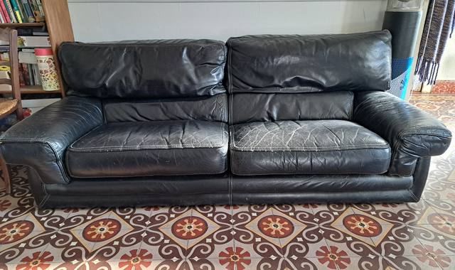 Meubles canapé qui cherche une nouvelle vie
