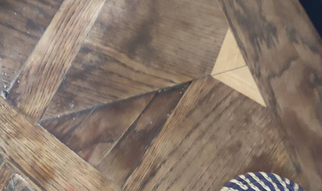 Meubles table de 18 personnes.