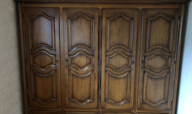 Meubles des meubles dans le cadre d’un vidage de maison  de