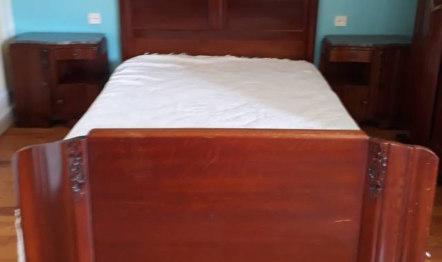 Meubles lit de chambre à coucher vintage en chêne.