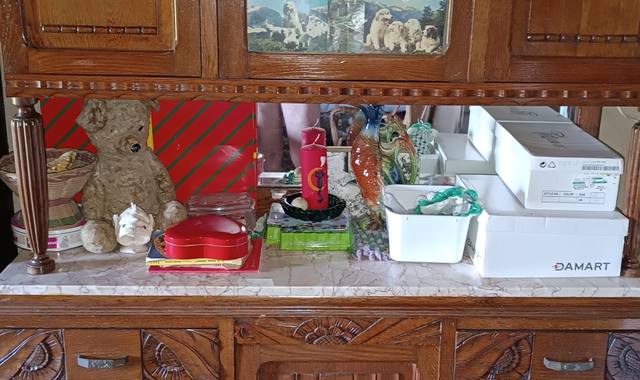 Meubles bahut, buffet, table, fauteuil et canapé vintage