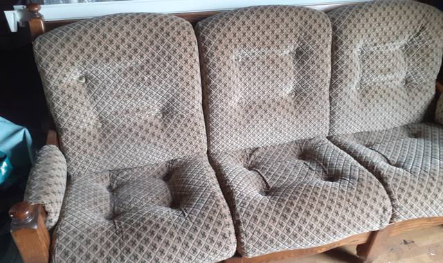 Meubles salon avec les deux fauteuils