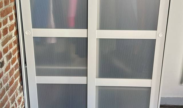 Meubles 2 sommiers de une personne    et un clic clac en tissu  gris