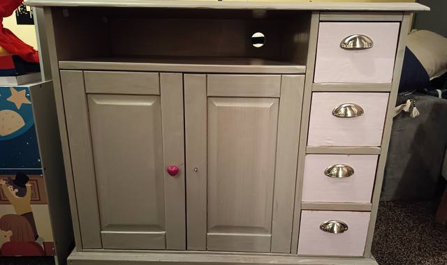 Meubles ancien meuble TV en pin customise pour chambre enfant.