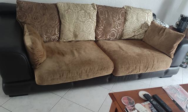 Meubles 2 Canapes cuir 4 et 2 Places