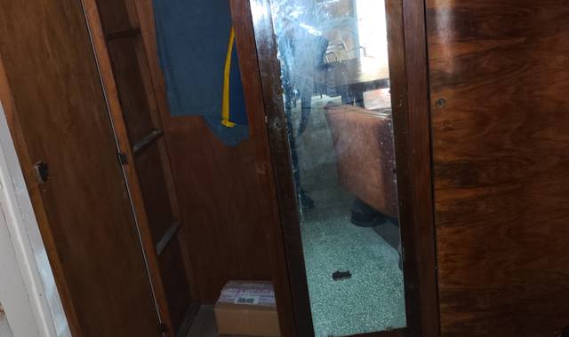 Meubles armoire penderie miroir.