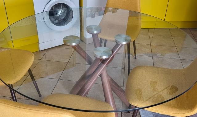 Meubles table avec quatre chaises