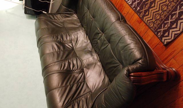 Meubles canapé en cuir plus un fauteuil