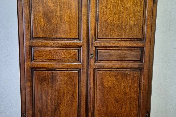 Meubles armoire avec chapeau de gendarme.