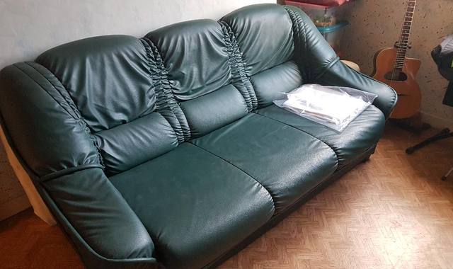 Meubles canapé trois places et fauteuil