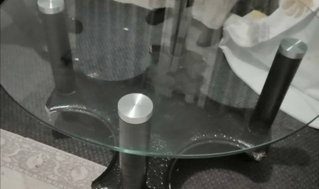 Meubles une table basse en verre ainsi que 3 pouf