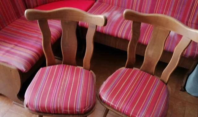 Meubles banquette coffre avec chaises et table