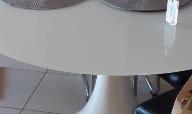 Meubles une table en verre et 4 chaises