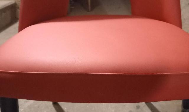 Meubles chaise rouge , et chaise en bois