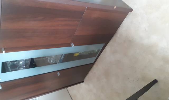 Meubles à titre gratuit  meuble de salles à manger et une petite table de salon