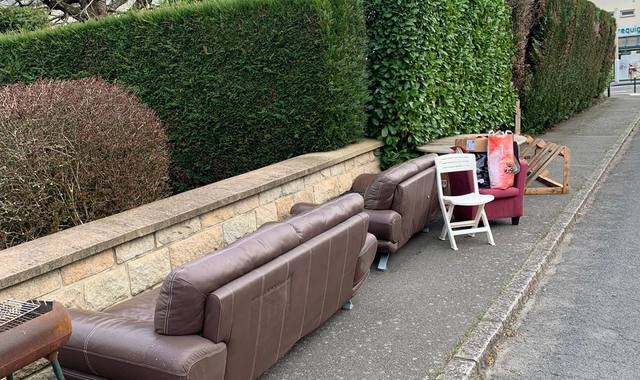 Meubles de canapés; matelas, barbecue, table en bois